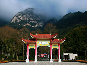 煙雨下遊黃山，看別樣景色，南京午夜色片團建圓滿結束